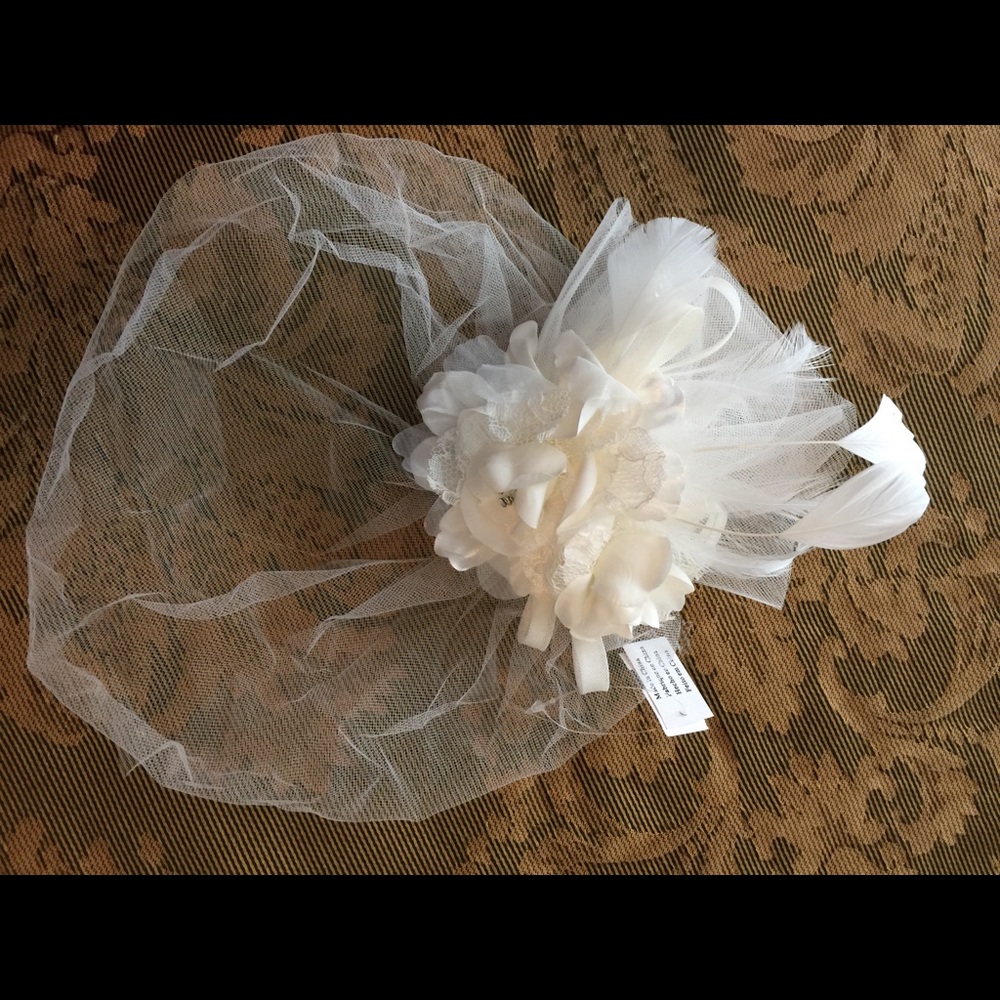 Bridal headpiece with veil. Ivory.